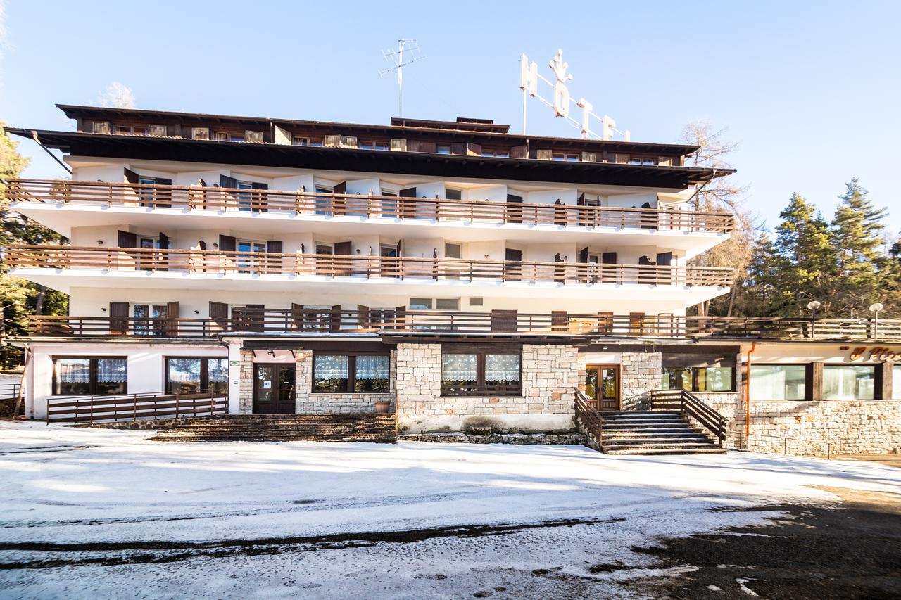 Royal Hotel Paolino Cavareno Exterior photo