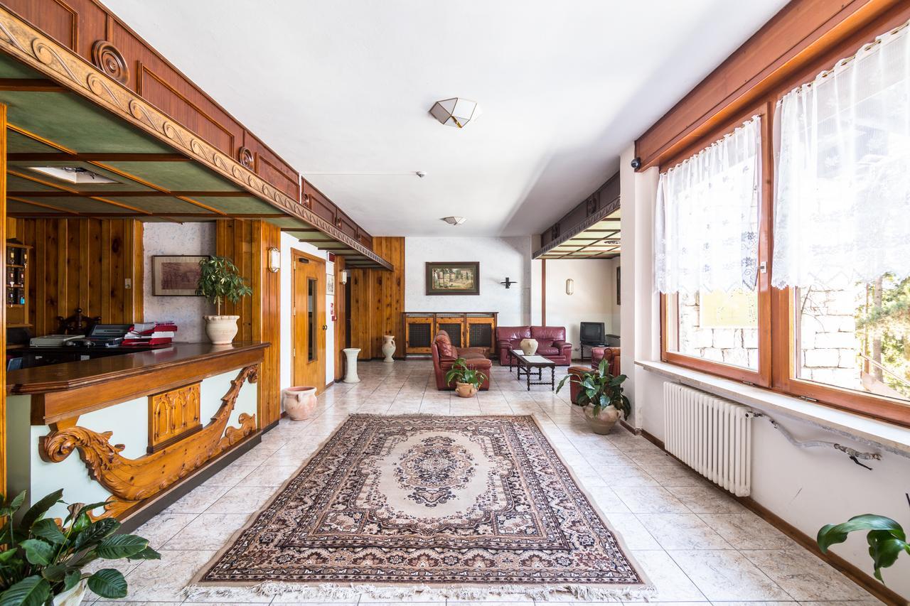 Royal Hotel Paolino Cavareno Exterior photo